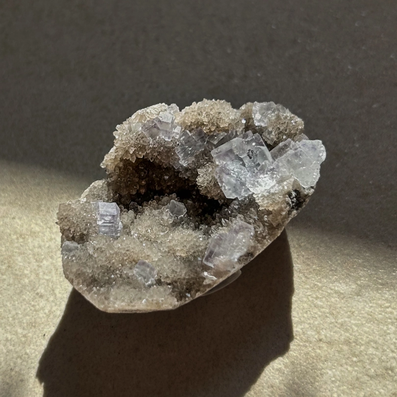 geode di Calcedonio Nero con Fluorite
